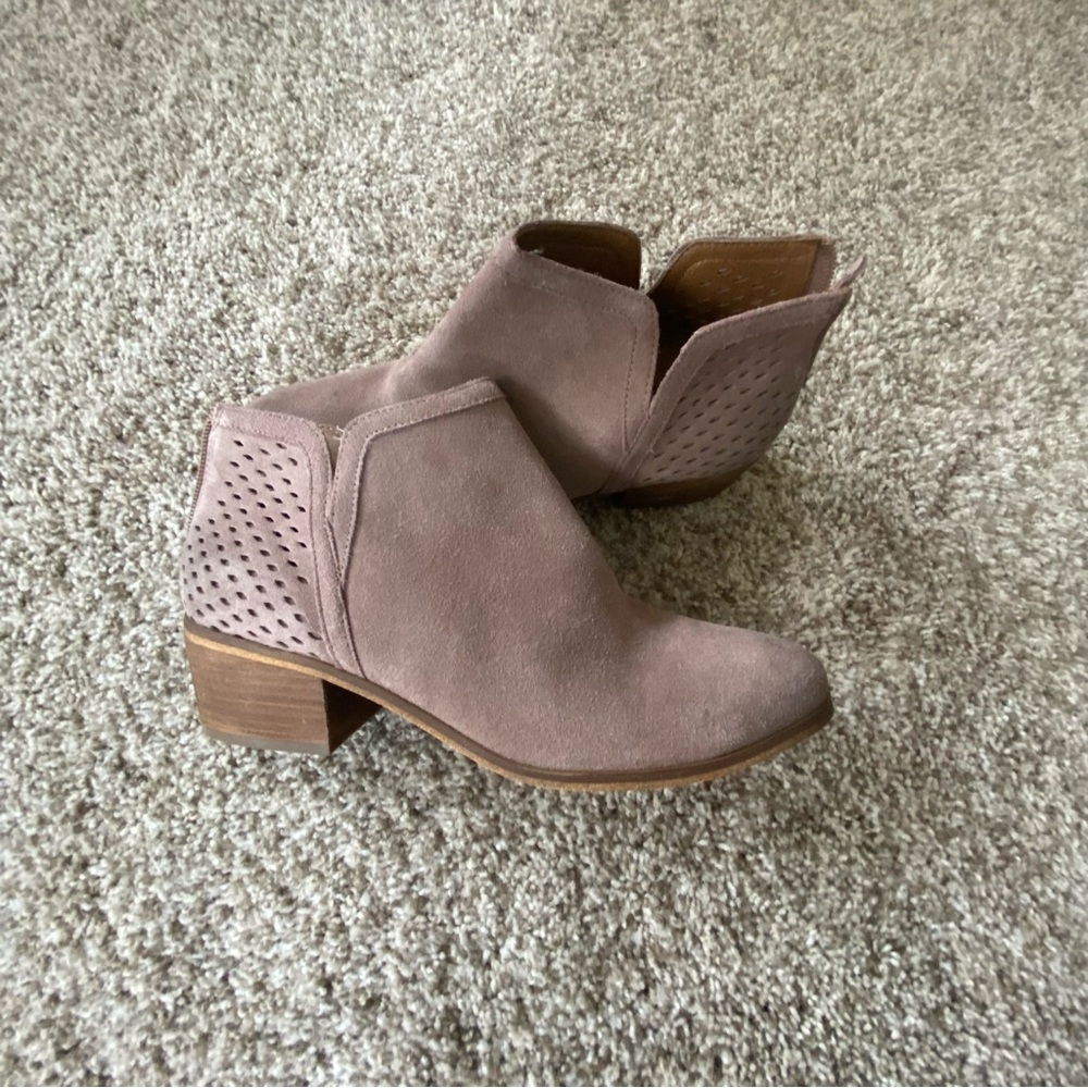 Susina 8.5 pink suede ankle booties, back zipper, side angle cut - Picture 2 of 7